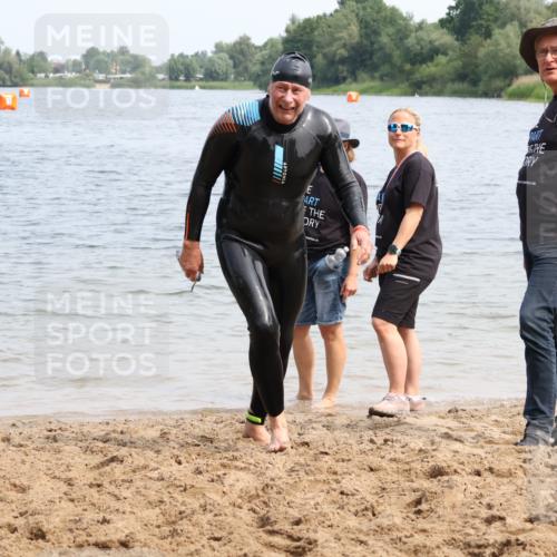 21.06.2025 - 27. Vierlanden-Triathlon Lena Gebhardt http://msf.ph/oto/8035272 15.06.2025 11:22:06 Schwimmen 913, 917, 957 meine-sportfotos.de