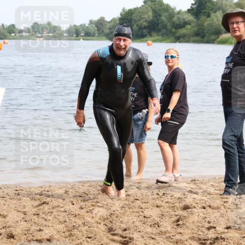21.06.2025 - 27. Vierlanden-Triathlon Lena Gebhardt http://msf.ph/oto/8035279 15.06.2025 11:22:07 Schwimmen 913, 917, 957 meine-sportfotos.de