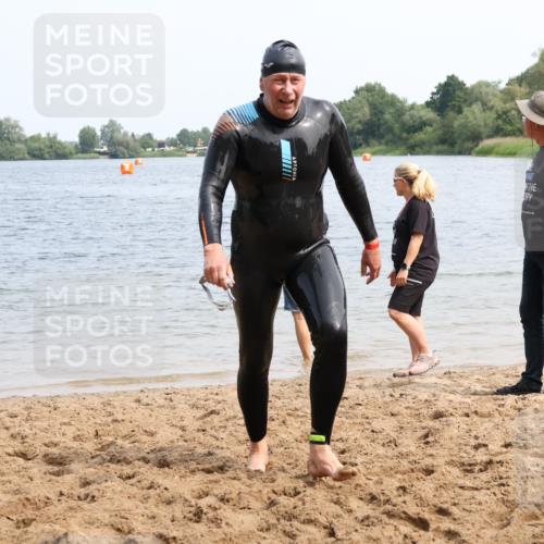 21.06.2025 - 27. Vierlanden-Triathlon Lena Gebhardt http://msf.ph/oto/8035284 15.06.2025 11:22:09 Schwimmen 913, 917, 957 meine-sportfotos.de