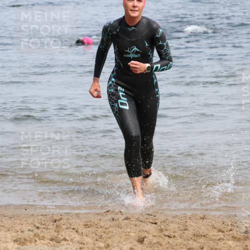 21.06.2025 - 27. Vierlanden-Triathlon Lena Gebhardt http://msf.ph/oto/8035290 15.06.2025 11:22:11 Schwimmen 913, 917, 957 meine-sportfotos.de
