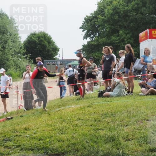 21.06.2025 - 27. Vierlanden-Triathlon KatJ http://msf.ph/oto/8035291 15.06.2025 11:20:02 Schwimmen 806, 889, 899, 915, 932, 964 meine-sportfotos.de