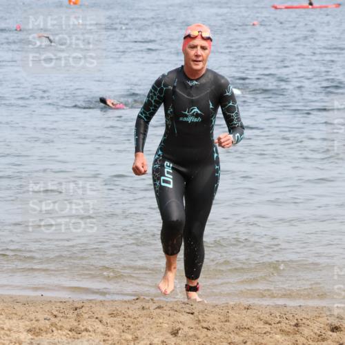 21.06.2025 - 27. Vierlanden-Triathlon Lena Gebhardt http://msf.ph/oto/8035294 15.06.2025 11:22:11 Schwimmen 913, 917, 957 meine-sportfotos.de