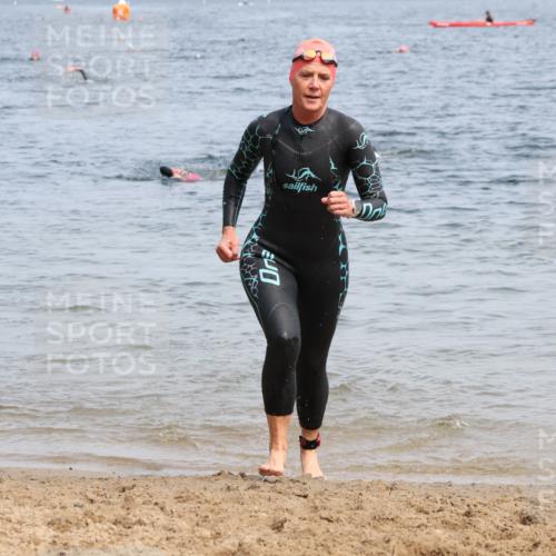 21.06.2025 - 27. Vierlanden-Triathlon Lena Gebhardt http://msf.ph/oto/8035297 15.06.2025 11:22:11 Schwimmen 913, 917, 957 meine-sportfotos.de