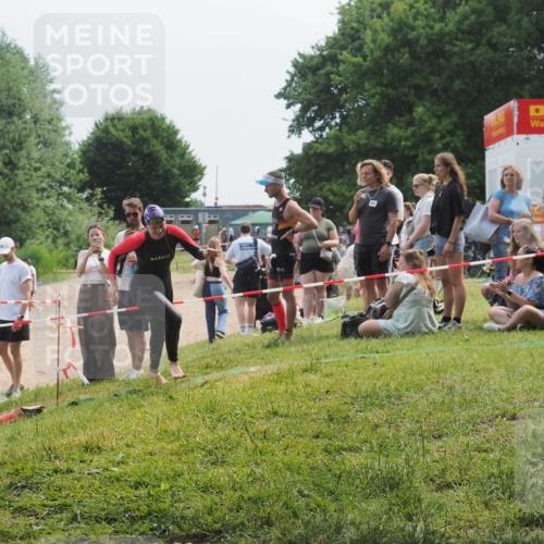 21.06.2025 - 27. Vierlanden-Triathlon KatJ http://msf.ph/oto/8035298 15.06.2025 11:20:02 Schwimmen 806, 889, 899, 915, 932, 964 meine-sportfotos.de