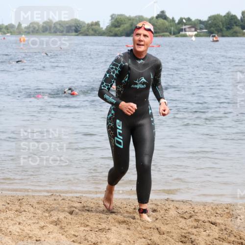 21.06.2025 - 27. Vierlanden-Triathlon Lena Gebhardt http://msf.ph/oto/8035302 15.06.2025 11:22:12 Schwimmen 913, 917, 957 meine-sportfotos.de