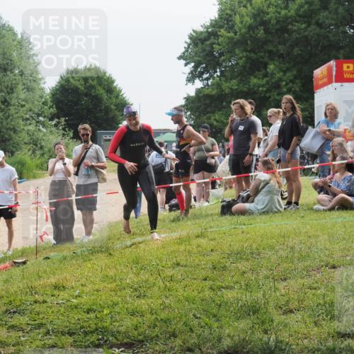 21.06.2025 - 27. Vierlanden-Triathlon KatJ http://msf.ph/oto/8035303 15.06.2025 11:20:03 Schwimmen 806, 889, 899, 915, 932, 964, 976 meine-sportfotos.de