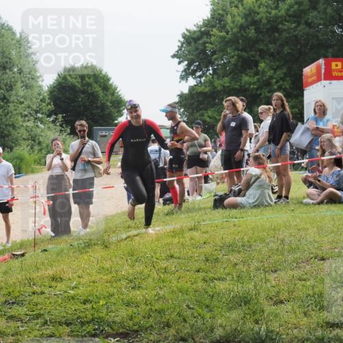 21.06.2025 - 27. Vierlanden-Triathlon KatJ http://msf.ph/oto/8035309 15.06.2025 11:20:03 Schwimmen 806, 889, 899, 915, 932, 964, 976 meine-sportfotos.de