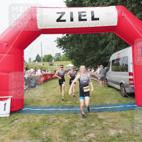 21.06.2025 - 27. Vierlanden-Triathlon MichiJ http://msf.ph/oto/8035311 15.06.2026 12:59:29 Ziel 1024, 1025, 1026, 1027 meine-sportfotos.de