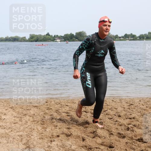 21.06.2025 - 27. Vierlanden-Triathlon Lena Gebhardt http://msf.ph/oto/8035314 15.06.2025 11:22:14 Schwimmen 913, 917, 957 meine-sportfotos.de