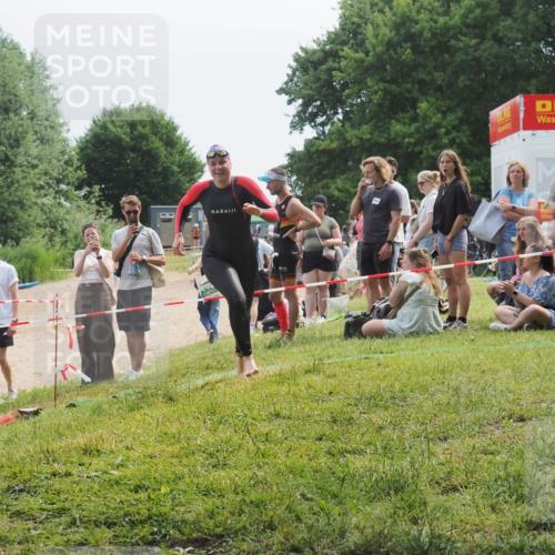 21.06.2025 - 27. Vierlanden-Triathlon KatJ http://msf.ph/oto/8035317 15.06.2025 11:20:03 Schwimmen 806, 889, 899, 915, 932, 964, 976 meine-sportfotos.de