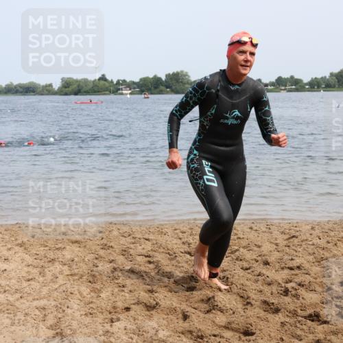 21.06.2025 - 27. Vierlanden-Triathlon Lena Gebhardt http://msf.ph/oto/8035319 15.06.2025 11:22:14 Schwimmen 913, 917, 957 meine-sportfotos.de