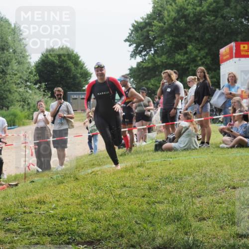 21.06.2025 - 27. Vierlanden-Triathlon KatJ http://msf.ph/oto/8035323 15.06.2025 11:20:03 Schwimmen 806, 889, 899, 915, 932, 964, 976 meine-sportfotos.de