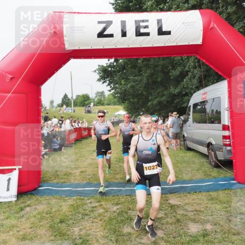21.06.2025 - 27. Vierlanden-Triathlon MichiJ http://msf.ph/oto/8035331 15.06.2026 12:59:29 Ziel 1024, 1025, 1026, 1027 meine-sportfotos.de