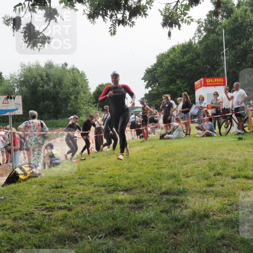 21.06.2025 - 27. Vierlanden-Triathlon KatJ http://msf.ph/oto/8035336 15.06.2025 11:20:04 Schwimmen 806, 889, 899, 930, 932, 964, 976 meine-sportfotos.de