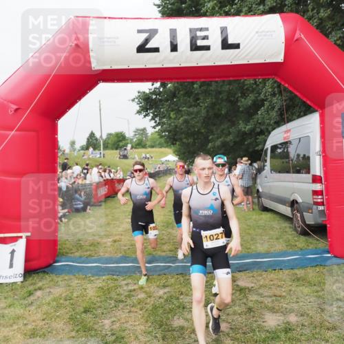 21.06.2025 - 27. Vierlanden-Triathlon MichiJ http://msf.ph/oto/8035338 15.06.2026 12:59:29 Ziel 1024, 1025, 1026, 1027 meine-sportfotos.de