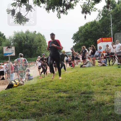 21.06.2025 - 27. Vierlanden-Triathlon KatJ http://msf.ph/oto/8035348 15.06.2025 11:20:04 Schwimmen 806, 889, 899, 930, 932, 964, 976 meine-sportfotos.de