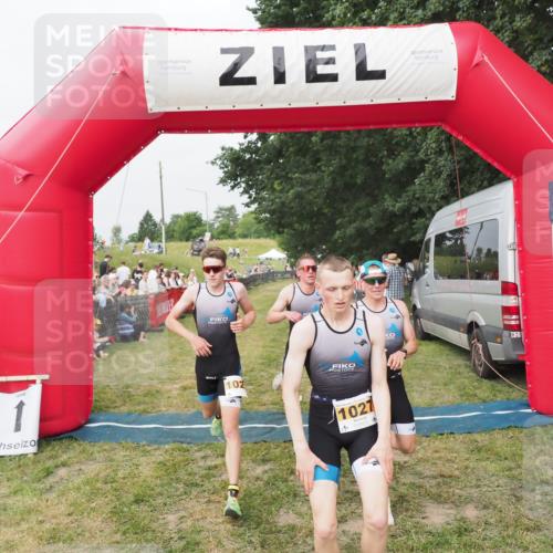 21.06.2025 - 27. Vierlanden-Triathlon MichiJ http://msf.ph/oto/8035350 15.06.2026 12:59:29 Ziel 1024, 1025, 1026, 1027 meine-sportfotos.de