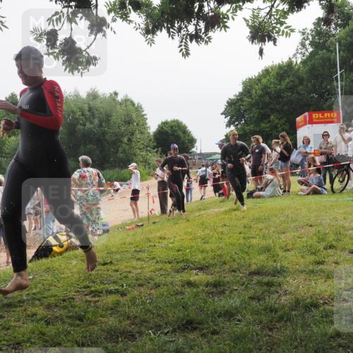 21.06.2025 - 27. Vierlanden-Triathlon KatJ http://msf.ph/oto/8035359 15.06.2025 11:20:05 Schwimmen 806, 889, 930, 932, 964, 976 meine-sportfotos.de