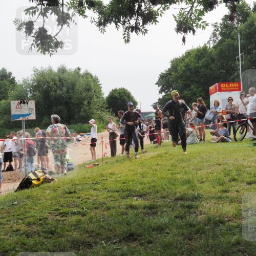 21.06.2025 - 27. Vierlanden-Triathlon KatJ http://msf.ph/oto/8035364 15.06.2025 11:20:05 Schwimmen 806, 889, 930, 932, 964, 976 meine-sportfotos.de