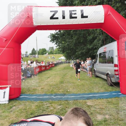 21.06.2025 - 27. Vierlanden-Triathlon MichiJ http://msf.ph/oto/8035368 15.06.2026 12:59:33 Ziel 851, 1024, 1025, 1026, 1027 meine-sportfotos.de