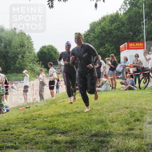 21.06.2025 - 27. Vierlanden-Triathlon KatJ http://msf.ph/oto/8035377 15.06.2025 11:20:06 Schwimmen 806, 889, 930, 932, 964, 976 meine-sportfotos.de