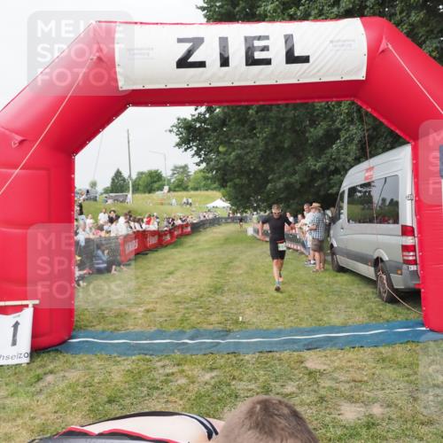21.06.2025 - 27. Vierlanden-Triathlon MichiJ http://msf.ph/oto/8035378 15.06.2026 12:59:33 Ziel 851, 1024, 1025, 1026, 1027 meine-sportfotos.de