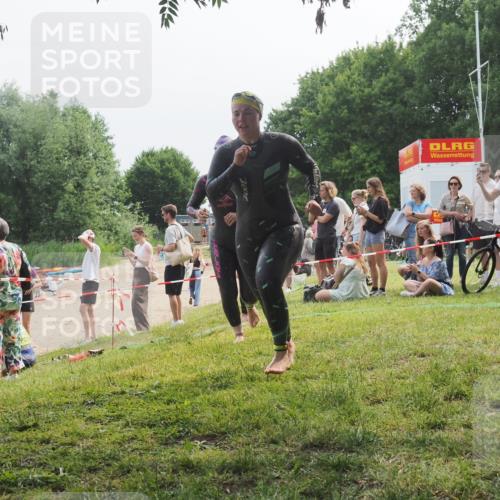 21.06.2025 - 27. Vierlanden-Triathlon KatJ http://msf.ph/oto/8035382 15.06.2025 11:20:06 Schwimmen 806, 889, 930, 932, 964, 976 meine-sportfotos.de