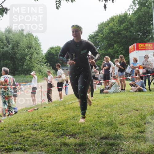 21.06.2025 - 27. Vierlanden-Triathlon KatJ http://msf.ph/oto/8035386 15.06.2025 11:20:06 Schwimmen 806, 889, 930, 932, 964, 976 meine-sportfotos.de