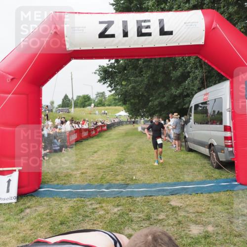 21.06.2025 - 27. Vierlanden-Triathlon MichiJ http://msf.ph/oto/8035389 15.06.2026 12:59:33 Ziel 851, 1024, 1025, 1026, 1027 meine-sportfotos.de