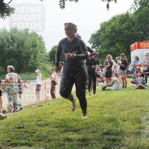 21.06.2025 - 27. Vierlanden-Triathlon KatJ http://msf.ph/oto/8035391 15.06.2025 11:20:07 Schwimmen 806, 889, 930, 932, 964, 976 meine-sportfotos.de