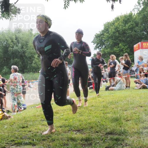 21.06.2025 - 27. Vierlanden-Triathlon KatJ http://msf.ph/oto/8035395 15.06.2025 11:20:07 Schwimmen 806, 889, 930, 932, 964, 976 meine-sportfotos.de