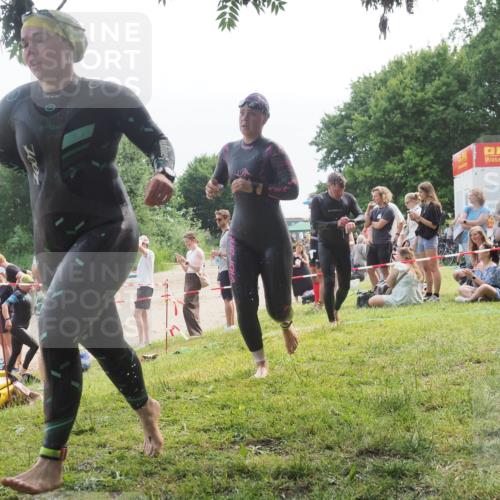 21.06.2025 - 27. Vierlanden-Triathlon KatJ http://msf.ph/oto/8035400 15.06.2025 11:20:07 Schwimmen 806, 889, 930, 932, 964, 976 meine-sportfotos.de