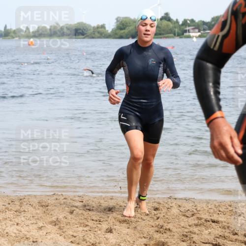 21.06.2025 - 27. Vierlanden-Triathlon Lena Gebhardt http://msf.ph/oto/8035405 15.06.2025 11:22:37 Schwimmen 891, 898, 914 meine-sportfotos.de