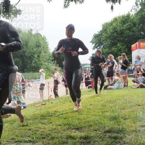 21.06.2025 - 27. Vierlanden-Triathlon KatJ http://msf.ph/oto/8035407 15.06.2025 11:20:07 Schwimmen 806, 889, 930, 932, 964, 976 meine-sportfotos.de