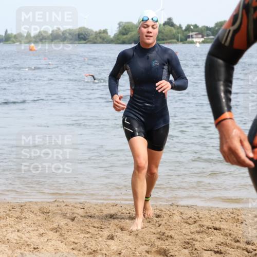 21.06.2025 - 27. Vierlanden-Triathlon Lena Gebhardt http://msf.ph/oto/8035409 15.06.2025 11:22:37 Schwimmen 891, 898, 914 meine-sportfotos.de