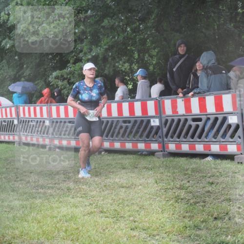 21.06.2025 - 27. Vierlanden-Triathlon KatJ http://msf.ph/oto/8035410 15.06.2025 13:51:25 Ziel 908, 1119 meine-sportfotos.de