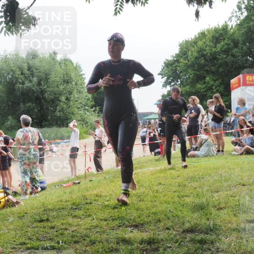21.06.2025 - 27. Vierlanden-Triathlon KatJ http://msf.ph/oto/8035415 15.06.2025 11:20:07 Schwimmen 806, 889, 930, 932, 964, 976 meine-sportfotos.de