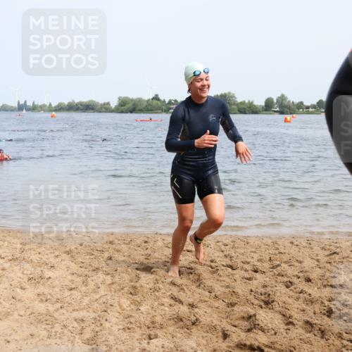 21.06.2025 - 27. Vierlanden-Triathlon Lena Gebhardt http://msf.ph/oto/8035419 15.06.2025 11:22:38 Schwimmen 891, 898, 914 meine-sportfotos.de