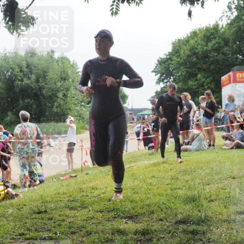 21.06.2025 - 27. Vierlanden-Triathlon KatJ http://msf.ph/oto/8035421 15.06.2025 11:20:07 Schwimmen 806, 889, 930, 932, 964, 976 meine-sportfotos.de