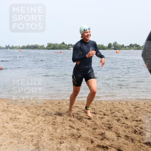 21.06.2025 - 27. Vierlanden-Triathlon Lena Gebhardt http://msf.ph/oto/8035424 15.06.2025 11:22:38 Schwimmen 891, 898, 914 meine-sportfotos.de