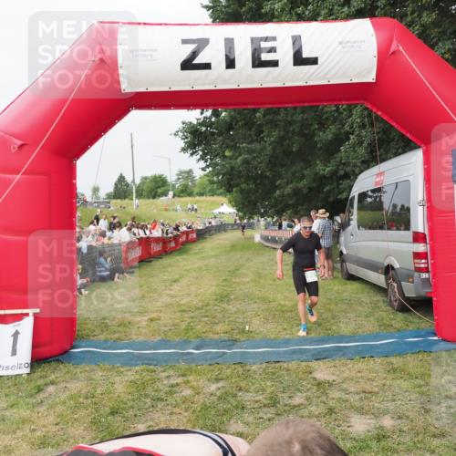 21.06.2025 - 27. Vierlanden-Triathlon MichiJ http://msf.ph/oto/8035425 15.06.2026 12:59:34 Ziel 851, 1024, 1025, 1026, 1027 meine-sportfotos.de