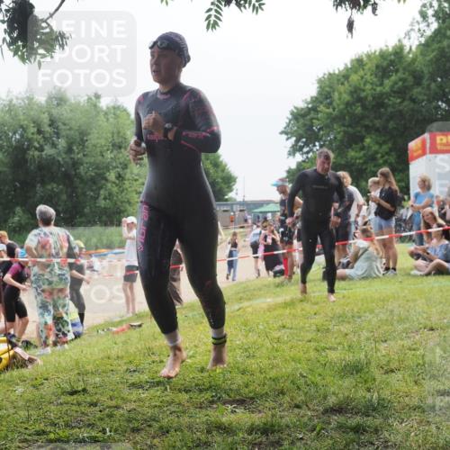 21.06.2025 - 27. Vierlanden-Triathlon KatJ http://msf.ph/oto/8035426 15.06.2025 11:20:07 Schwimmen 806, 889, 930, 932, 964, 976 meine-sportfotos.de