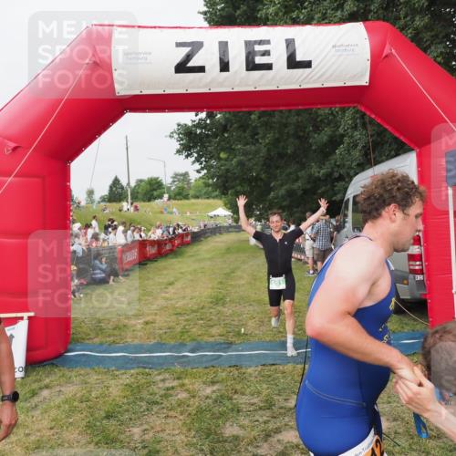 21.06.2025 - 27. Vierlanden-Triathlon MichiJ http://msf.ph/oto/8035430 15.06.2026 13:00:08 Ziel 661 meine-sportfotos.de