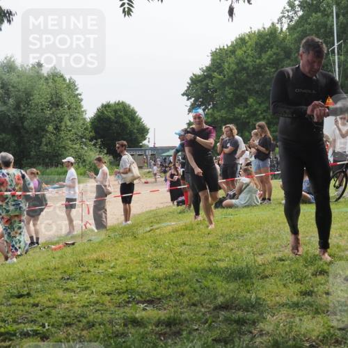 21.06.2025 - 27. Vierlanden-Triathlon KatJ http://msf.ph/oto/8035431 15.06.2025 11:20:10 Schwimmen 806, 889, 930, 932, 940, 964, 976 meine-sportfotos.de