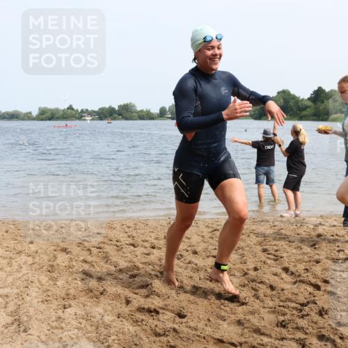 21.06.2025 - 27. Vierlanden-Triathlon Lena Gebhardt http://msf.ph/oto/8035433 15.06.2025 11:22:39 Schwimmen 891, 898, 914 meine-sportfotos.de
