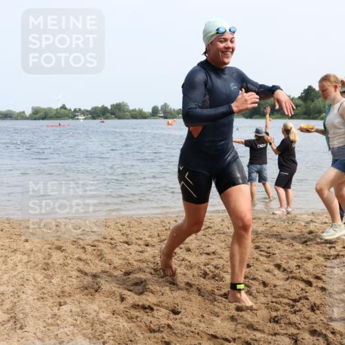 21.06.2025 - 27. Vierlanden-Triathlon Lena Gebhardt http://msf.ph/oto/8035437 15.06.2025 11:22:39 Schwimmen 891, 898, 914 meine-sportfotos.de
