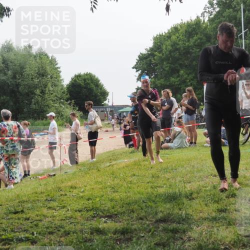 21.06.2025 - 27. Vierlanden-Triathlon KatJ http://msf.ph/oto/8035439 15.06.2025 11:20:11 Schwimmen 806, 889, 930, 932, 940, 964, 976 meine-sportfotos.de