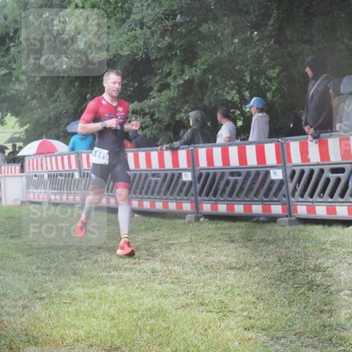 21.06.2025 - 27. Vierlanden-Triathlon KatJ http://msf.ph/oto/8035441 15.06.2025 13:51:29 Ziel 1119 meine-sportfotos.de
