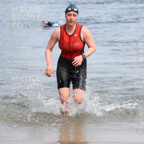 21.06.2025 - 27. Vierlanden-Triathlon Lena Gebhardt http://msf.ph/oto/8035442 15.06.2025 11:22:49 Schwimmen 894 meine-sportfotos.de