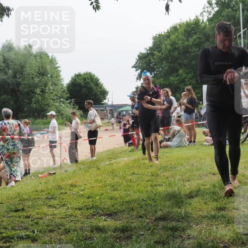 21.06.2025 - 27. Vierlanden-Triathlon KatJ http://msf.ph/oto/8035446 15.06.2025 11:20:11 Schwimmen 806, 889, 930, 932, 940, 964, 976 meine-sportfotos.de